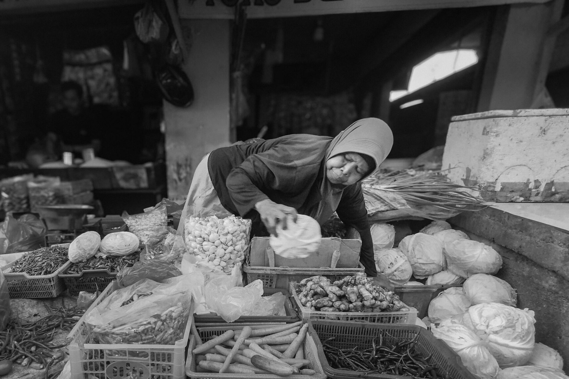 Finanzierung und Unit-Economics von 1-Euro-Angeboten 2 Eine ältere Frau arrangiert Gemüse an ihrem Marktstand und präsentiert so frische Produkte.