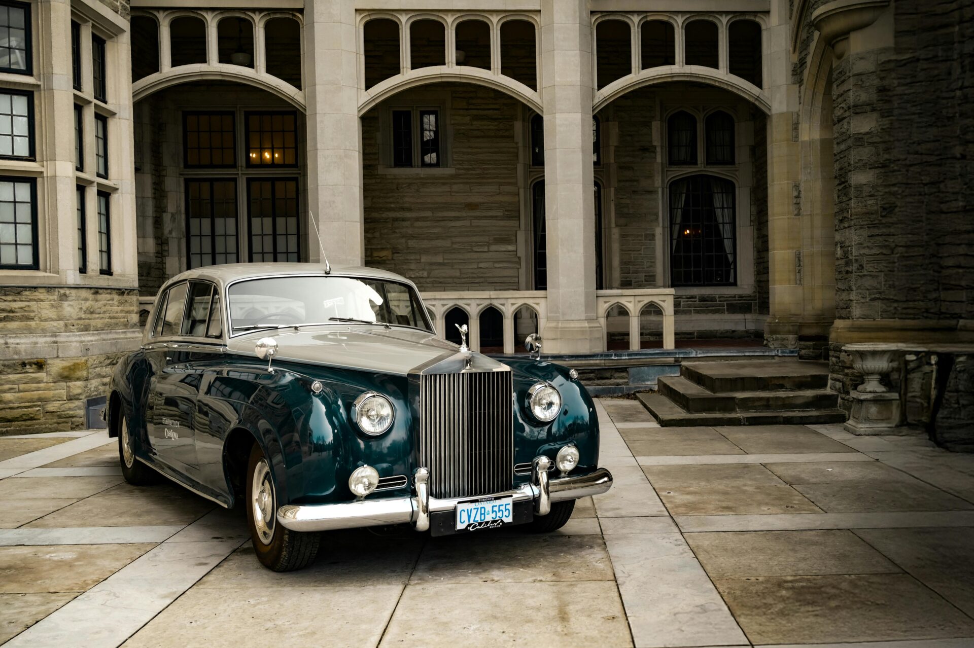 13 Schritte zu mehr Umsatz: Gratis E-Book für sofortige Ergebnisse 2 Ein klassischer Rolls-Royce parkt vor Casa Loma in Toronto, Ontario, einem beliebten historischen Wahrzeichen.