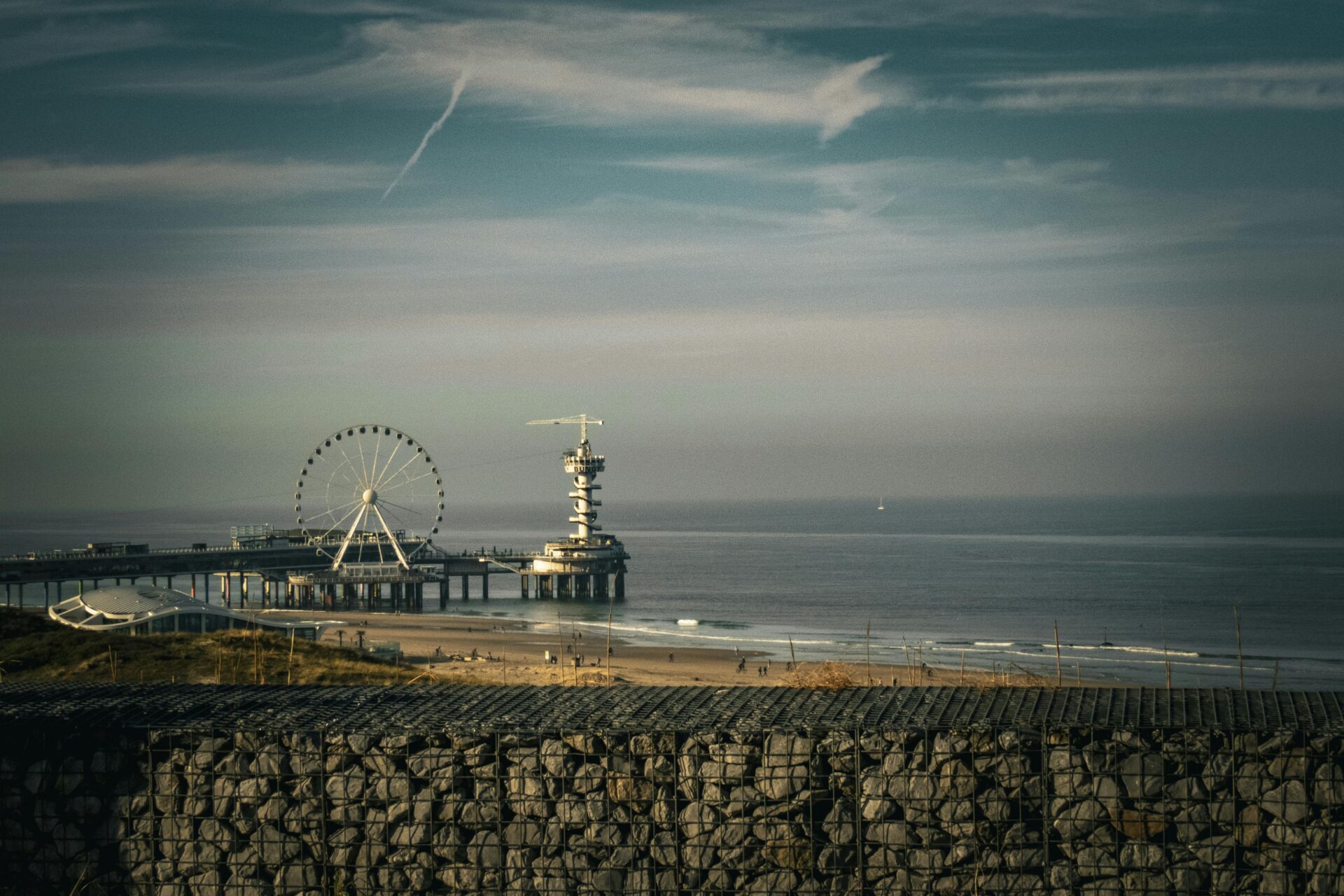 Marktforschung für Affiliate‑Funnels: Profitbuddies strategisch nutzen 2 Panoramablick auf die Seebrücke von Scheveningen mit ihrem ikonischen Riesenrad unter einem ruhigen Himmel.