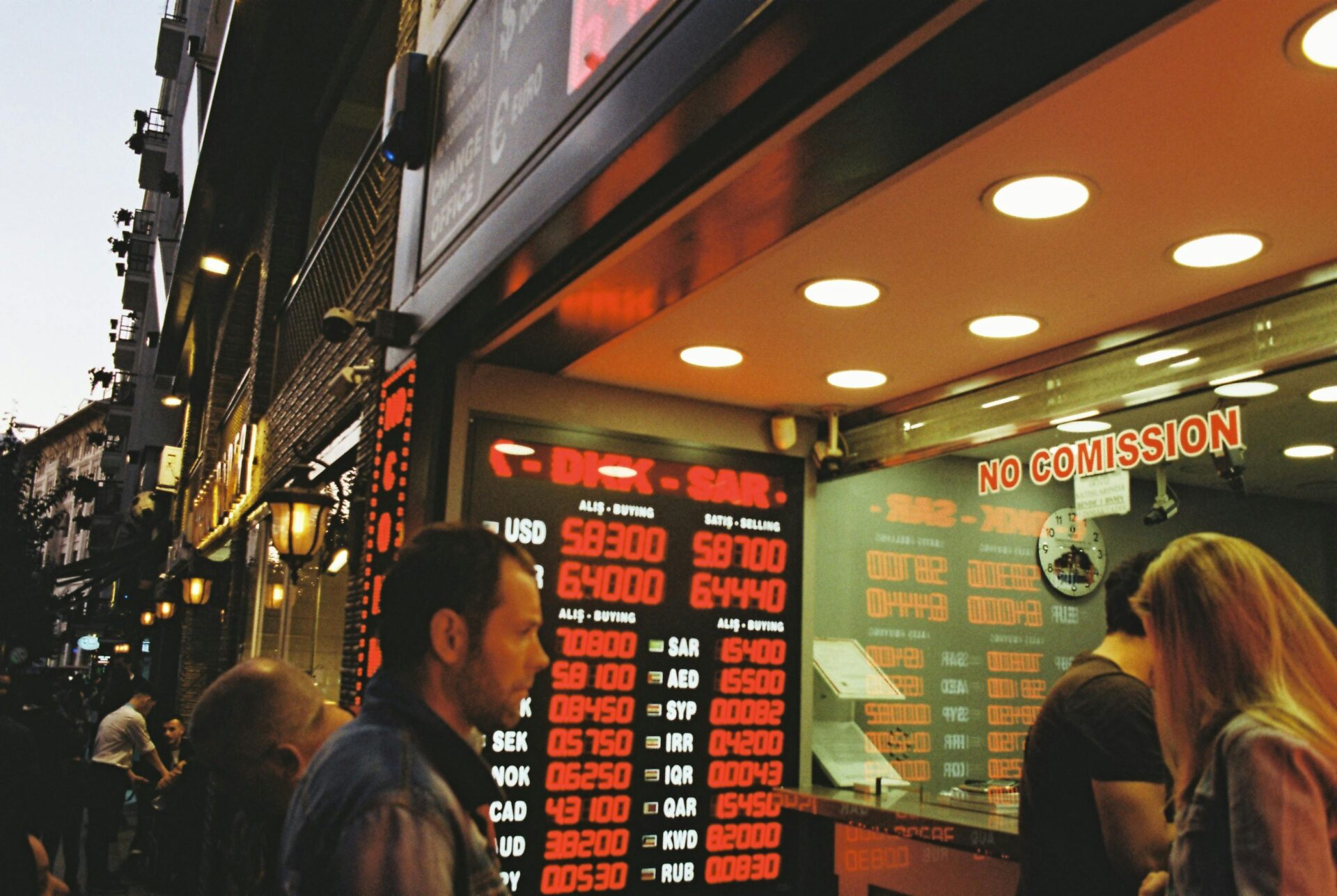 Profitbuddies & Digistore24: Affiliate-Strategie für Verkäufe 2 Kostenloses Stock Foto zu abend, bankwesen, belebten straÃe