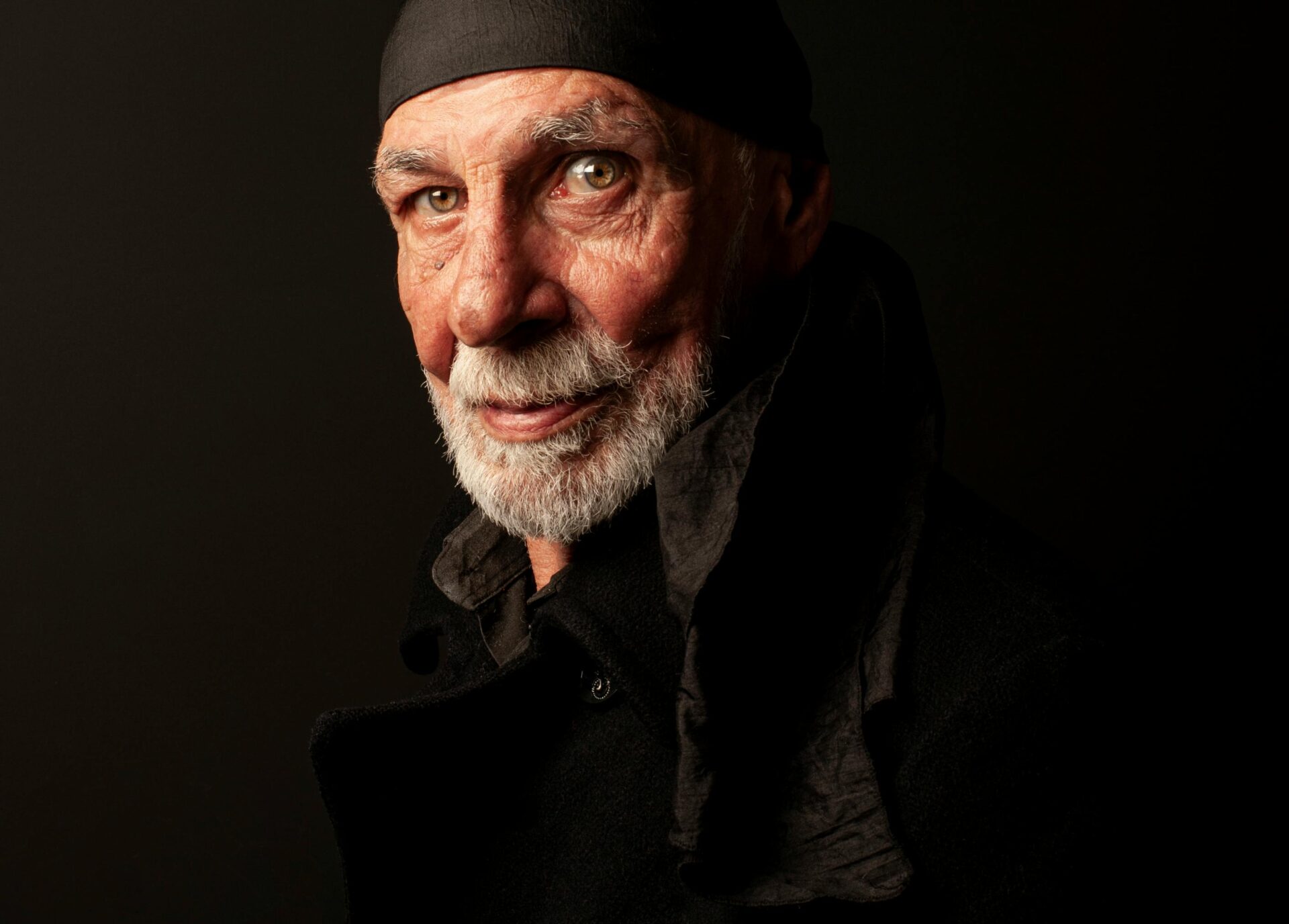 Magic Freedom Storytelling – Praxisnahes Storytelling 2 Eine Nahaufnahme Eines älteren Matrosen, Der In Die Kamera Blickt