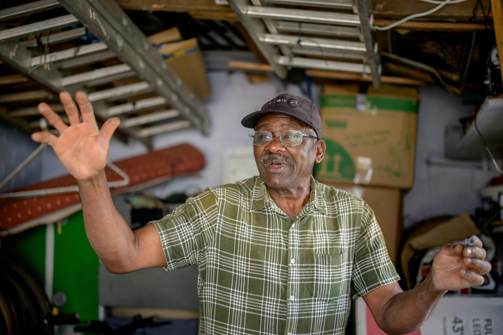 Magic Freedom Storytelling: Freiheit, Magie und Präsenz 2 Kostenloses Stock Foto zu älterer herr, arbeitsumgebung, auf arbeit